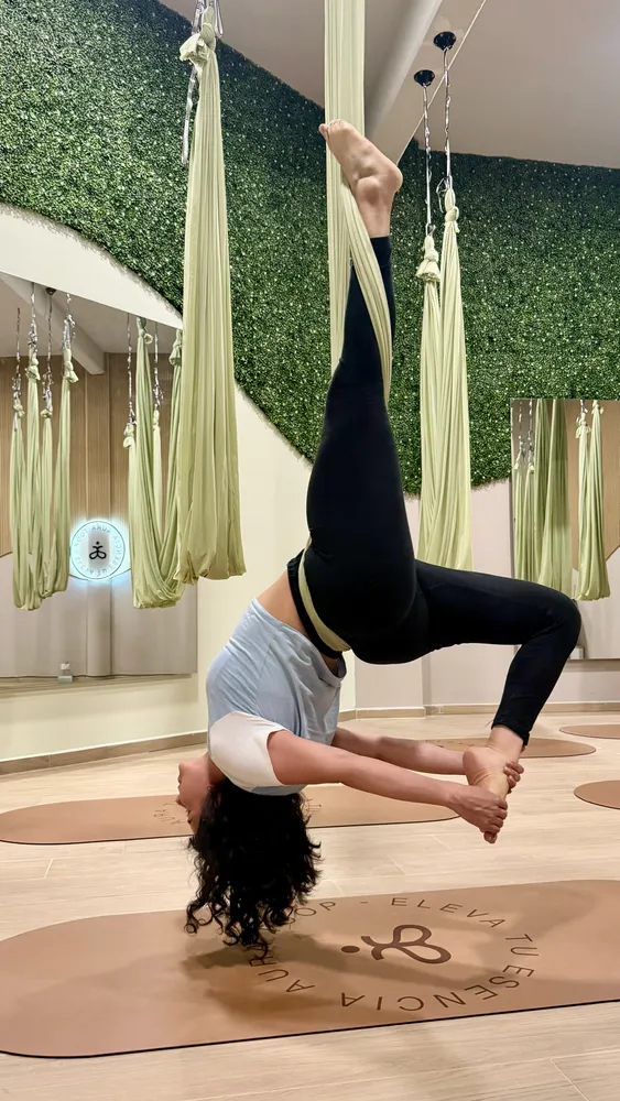Aura Tóop l Aeroyoga & Pilates